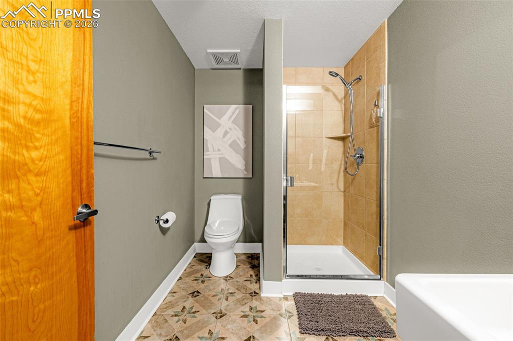 Image 25 of 32: Bathroom