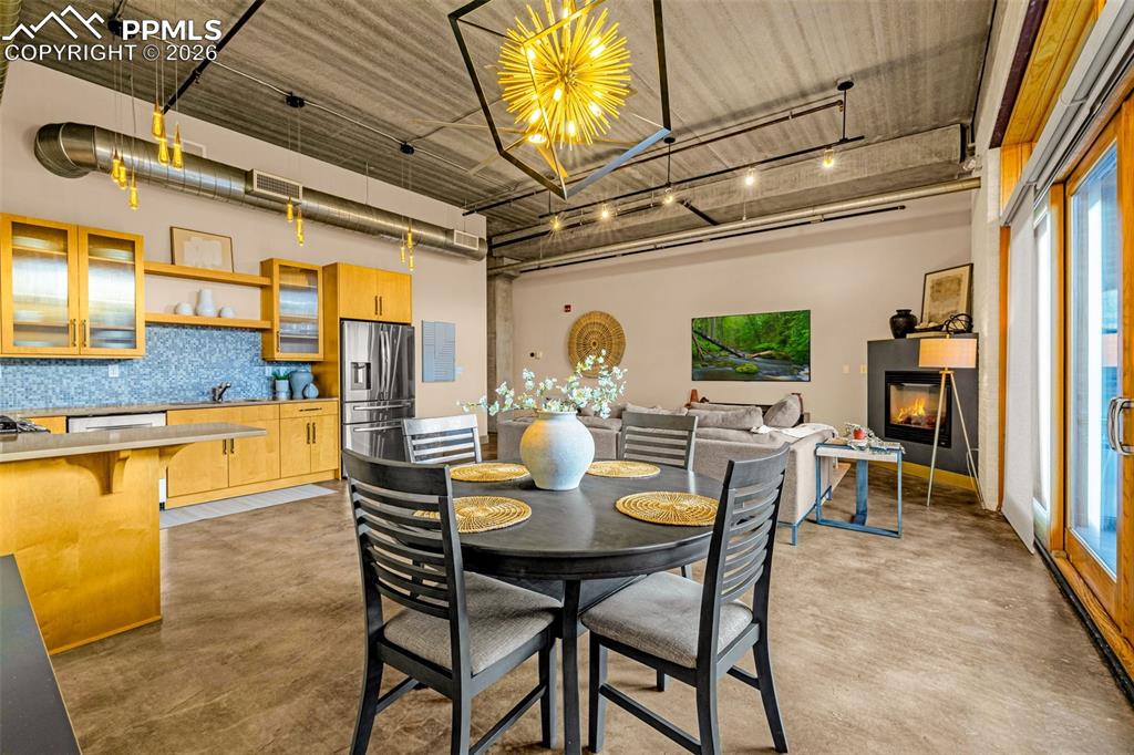 Image 5 of 32: Dining Area