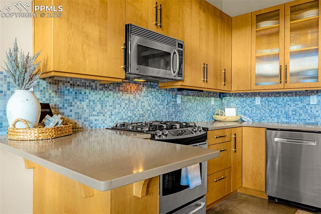 Image 7 of 32: Kitchen