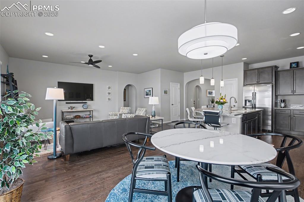 Image 18 of 33: Dining Area