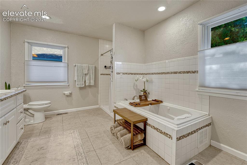 Image 10 of 45: 5-piece bath