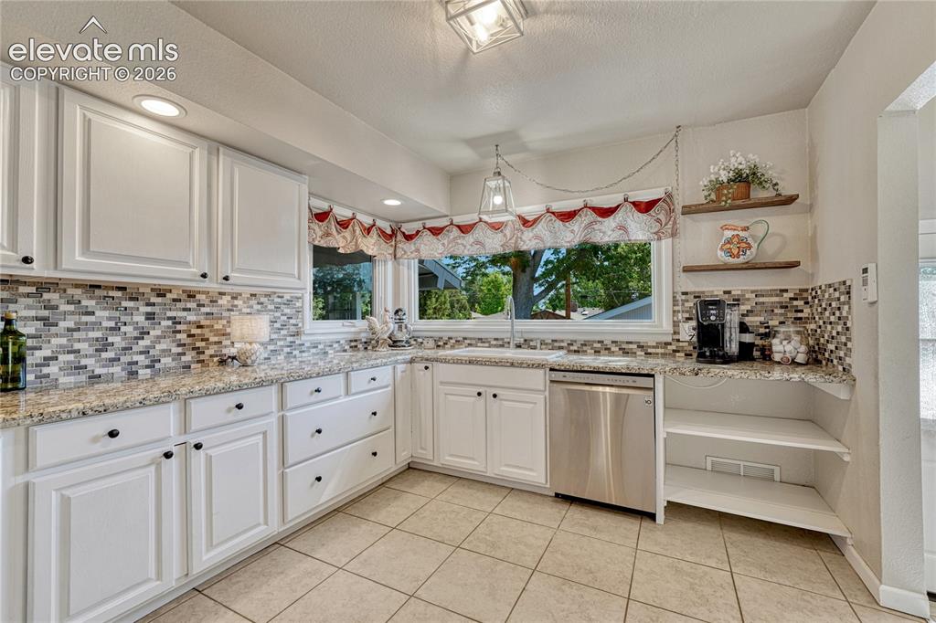 Image 14 of 45: Kitchen