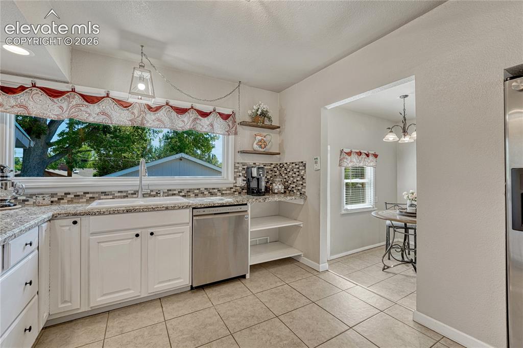 Image 15 of 45: Kitchen