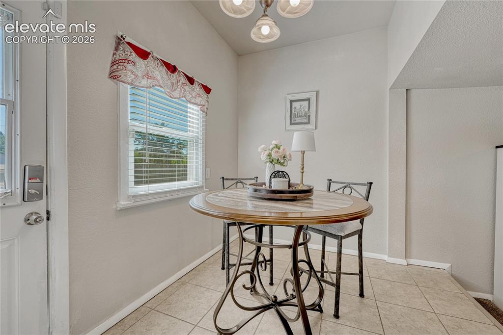 Image 17 of 45: Breakfast nook