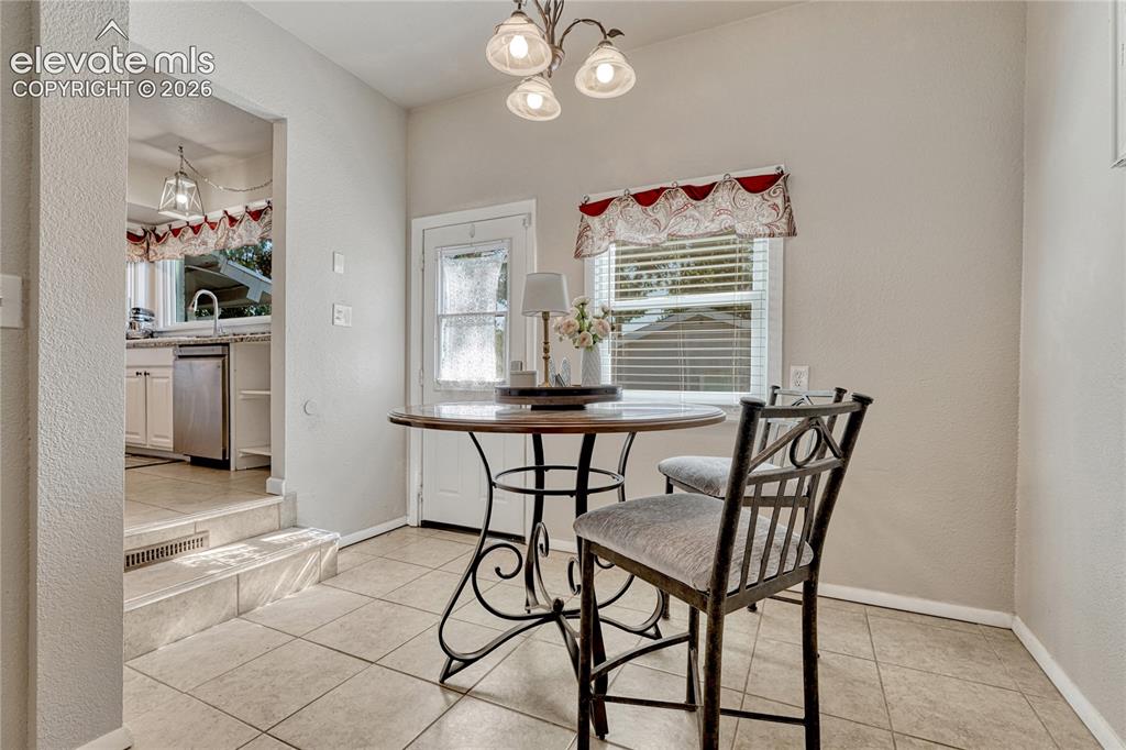 Image 18 of 45: Breakfast nook