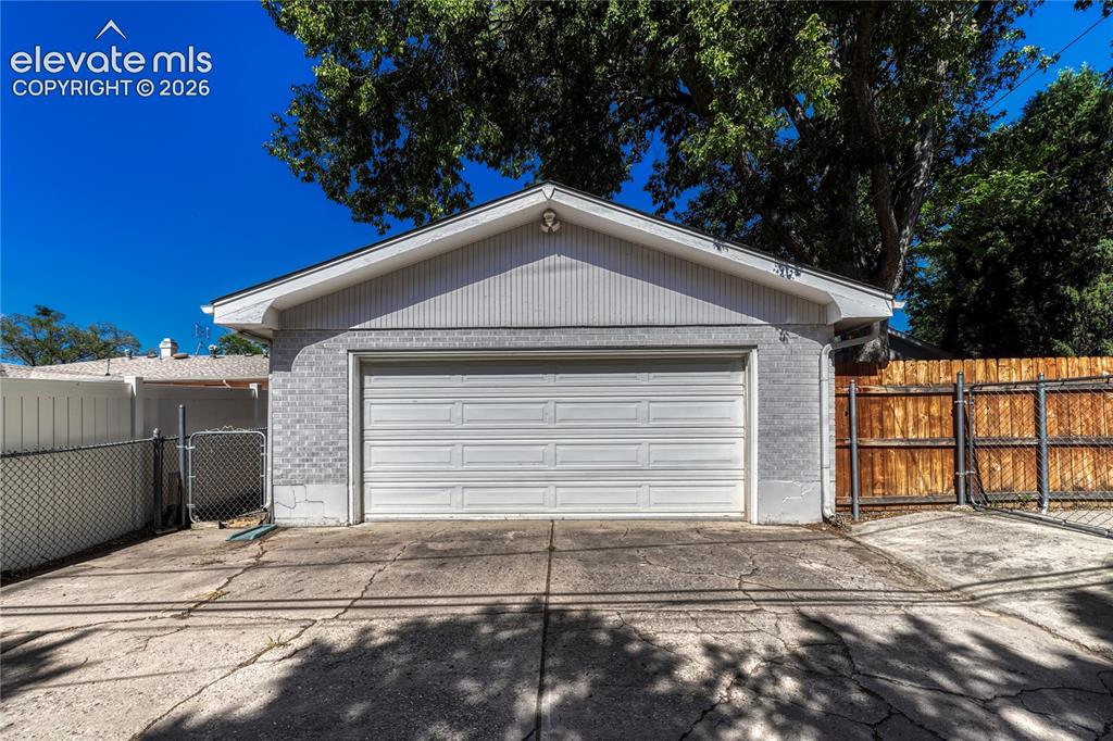 Image 39 of 45: Detached garage