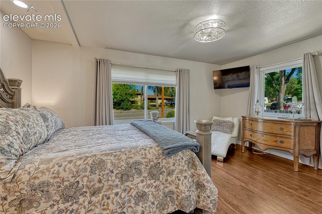 Image 6 of 45: Bedroom