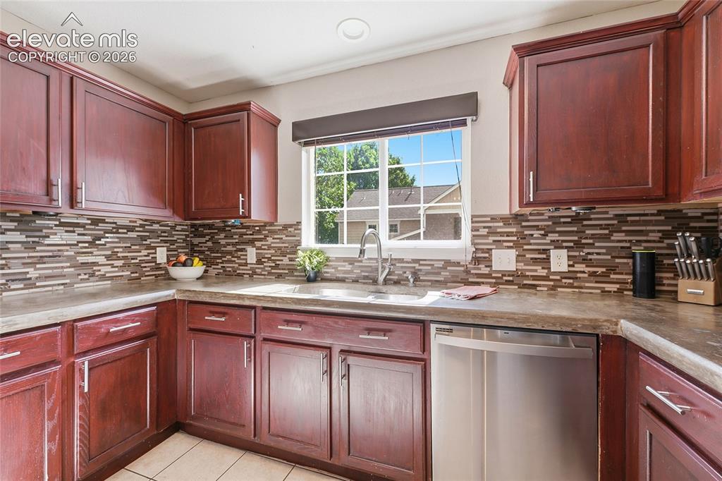 Image 11 of 30: Kitchen