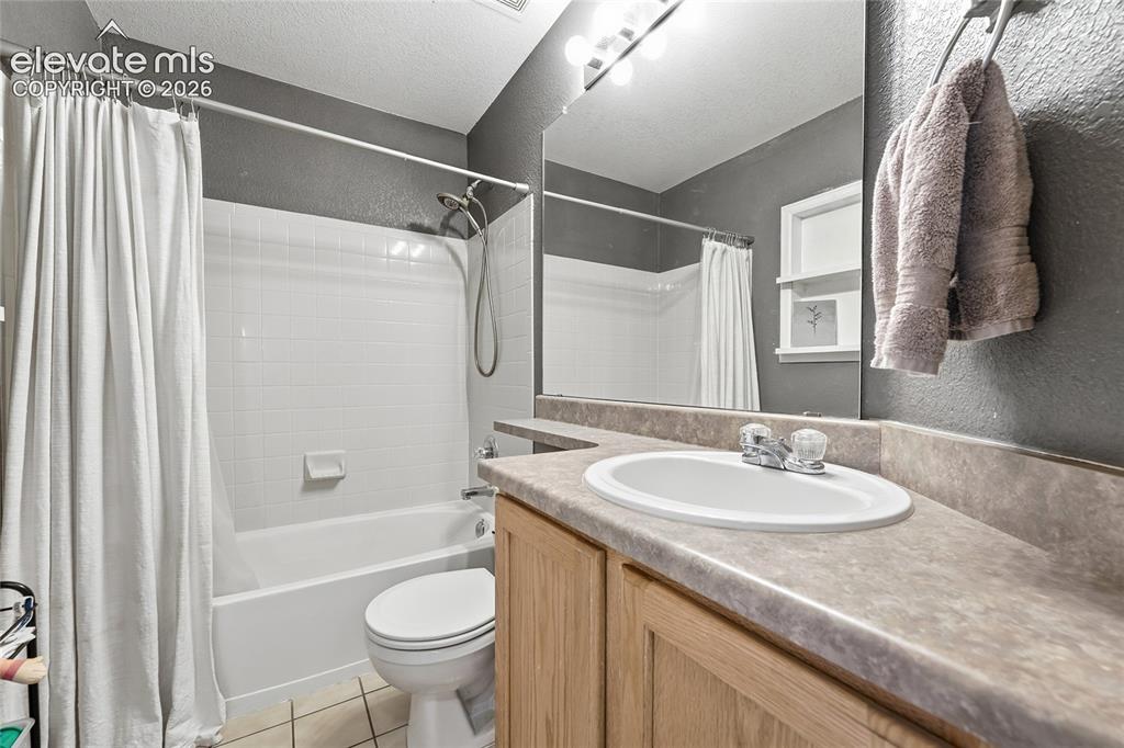 Image 17 of 30: Bathroom
