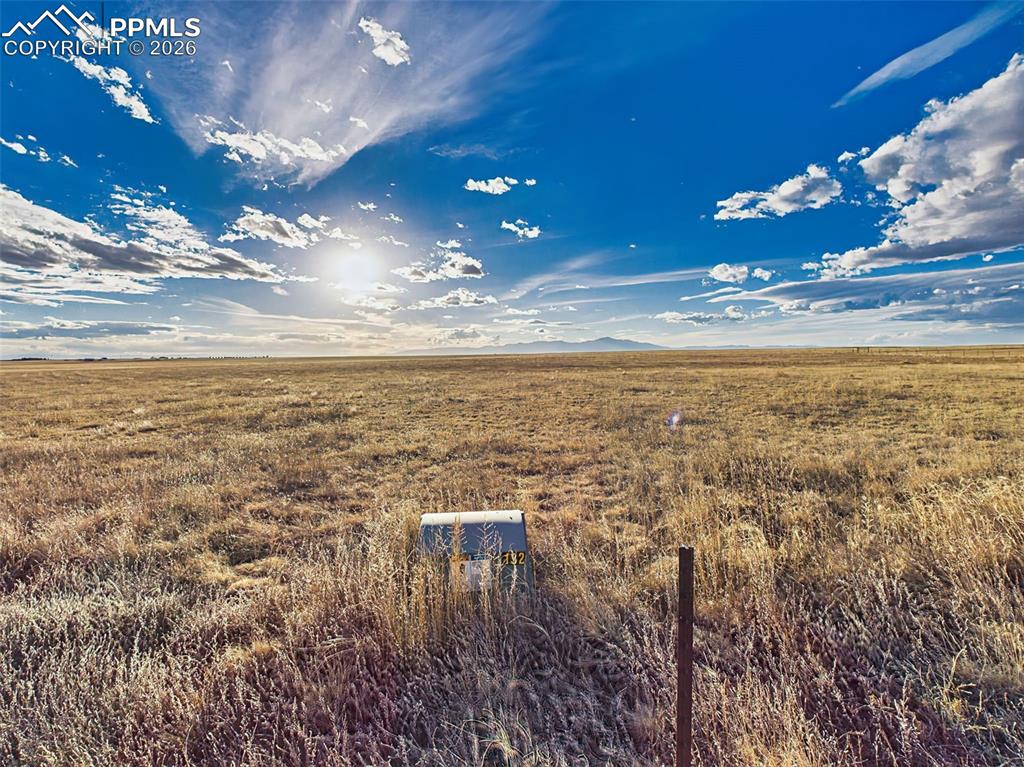 Image 4 of 8: Open Prairie Landscape
Ground-level perspective highlighting the gently ro