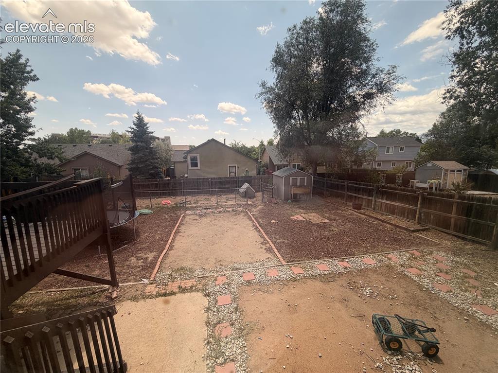 Image 15 of 18: Yard