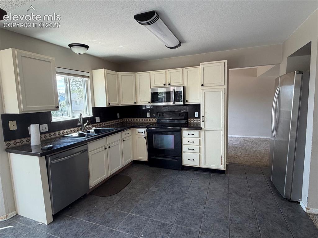Image 5 of 18: Kitchen