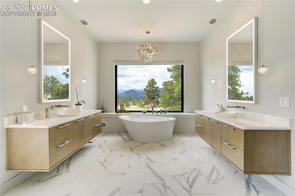 Image 21 of 48: Bathroom