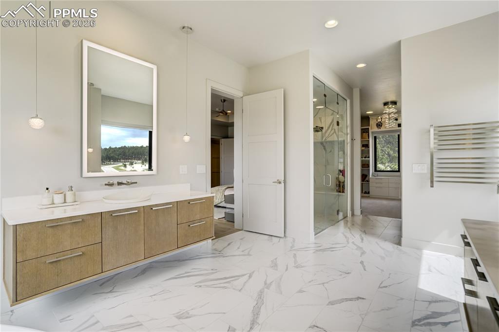 Image 22 of 48: Bathroom