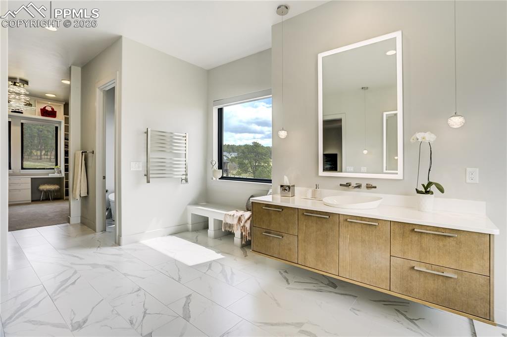 Image 23 of 48: Bathroom