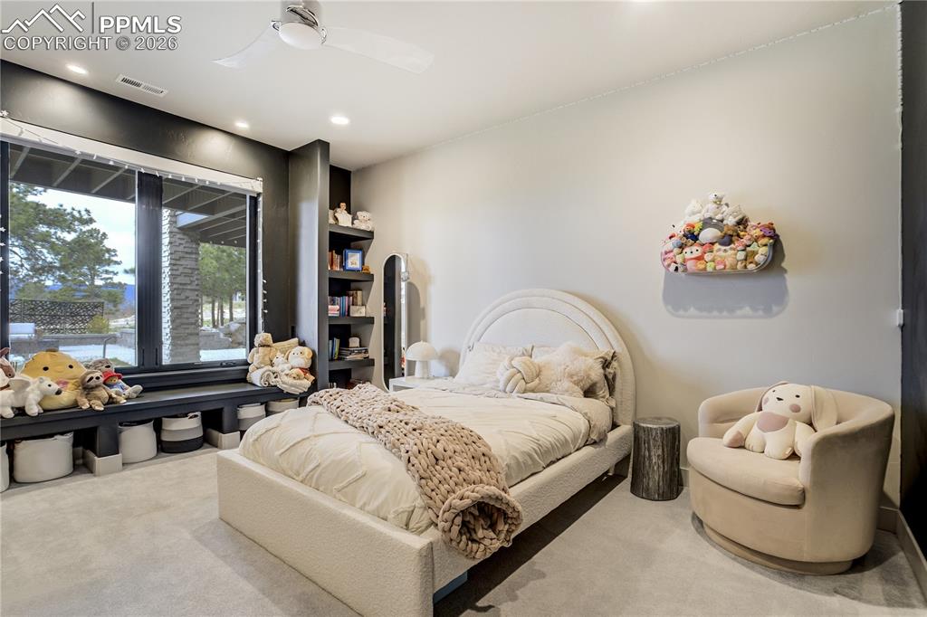 Image 35 of 48: Bedroom