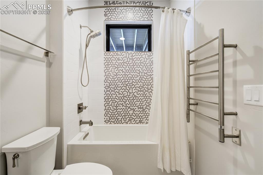 Image 37 of 48: Bathroom