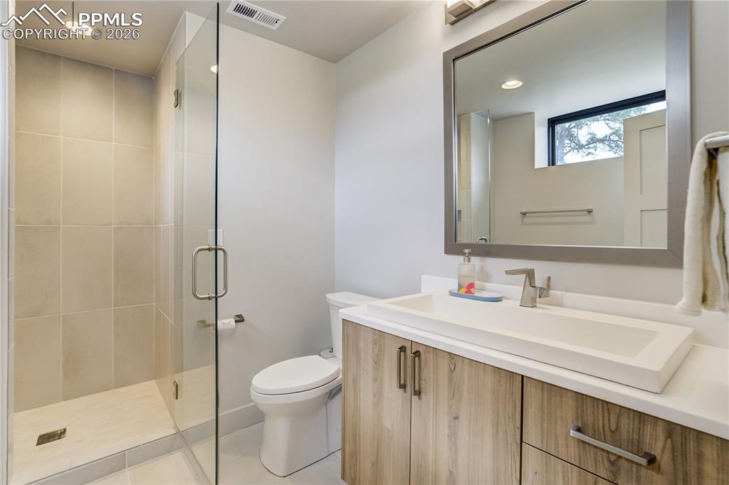 Image 41 of 48: Bathroom