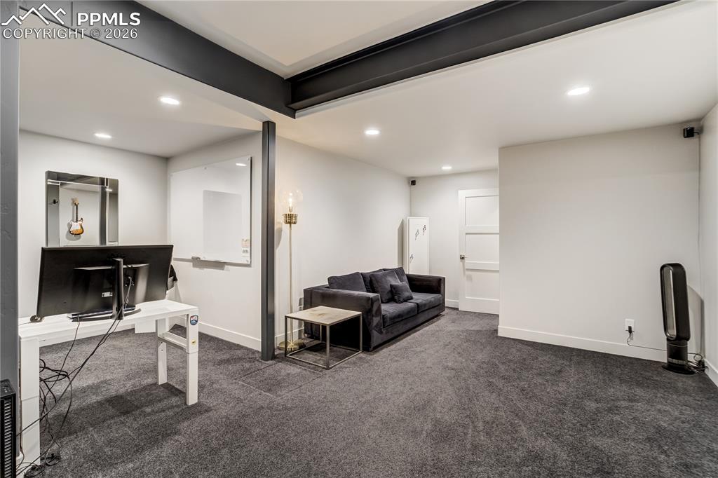 Image 42 of 48: Living Room