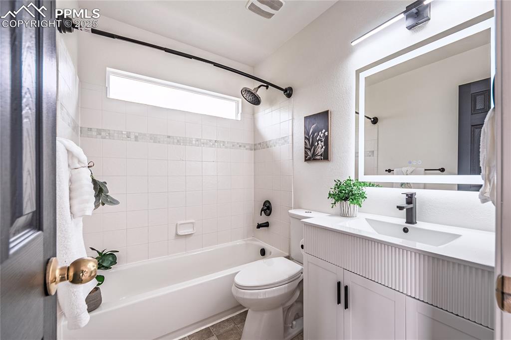 Image 16 of 31: Bathroom