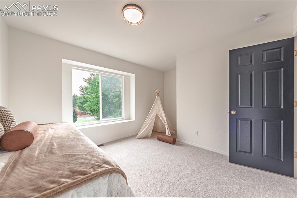 Image 19 of 31: Bedroom