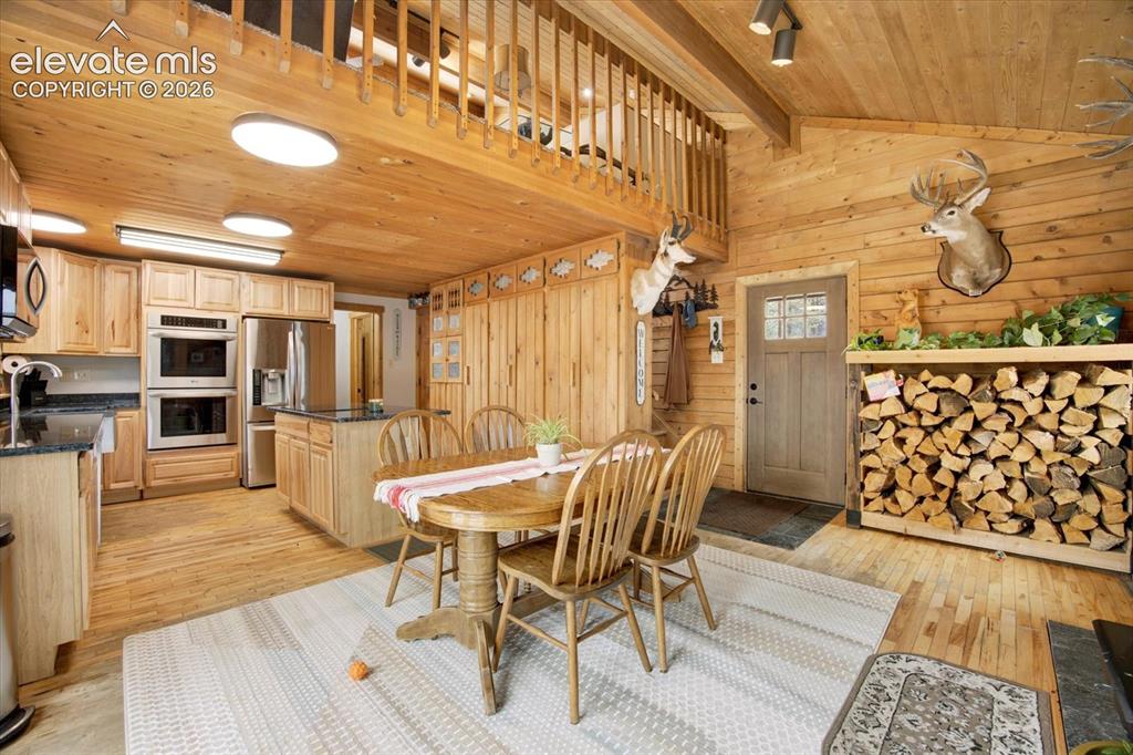 Image 10 of 49: Dining Area
