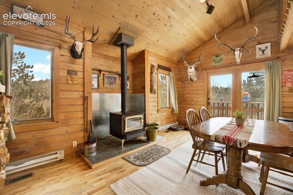 Image 12 of 49: Dining Area