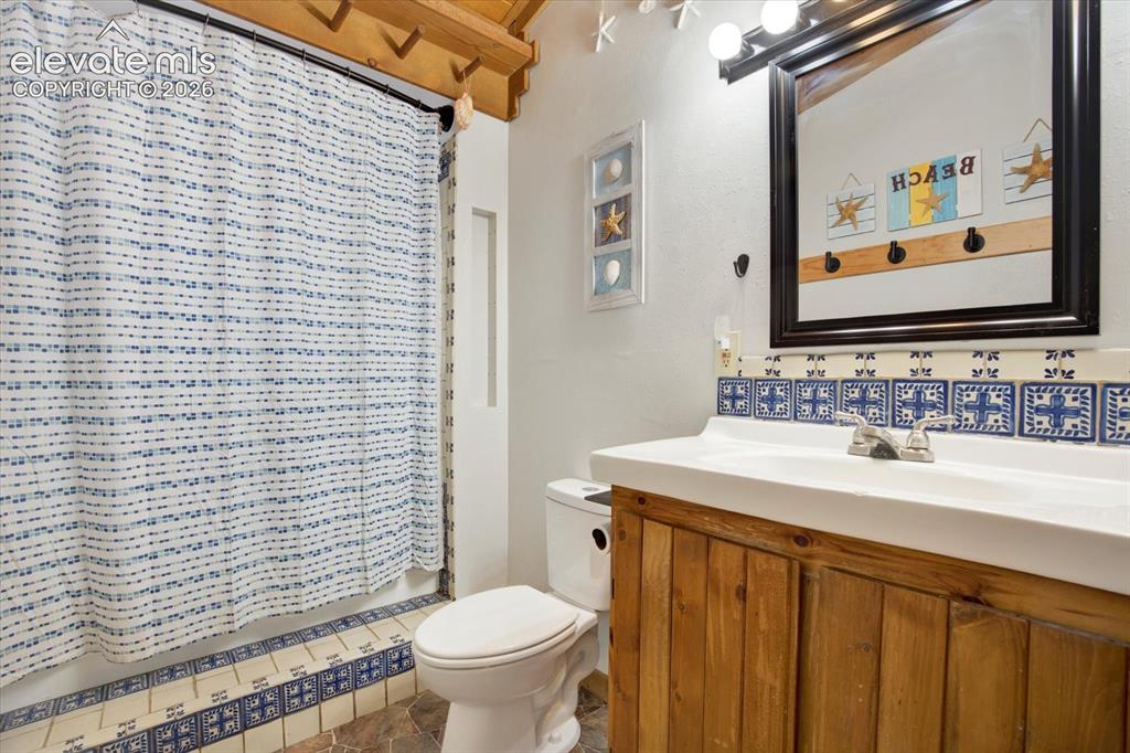 Image 16 of 49: Bathroom