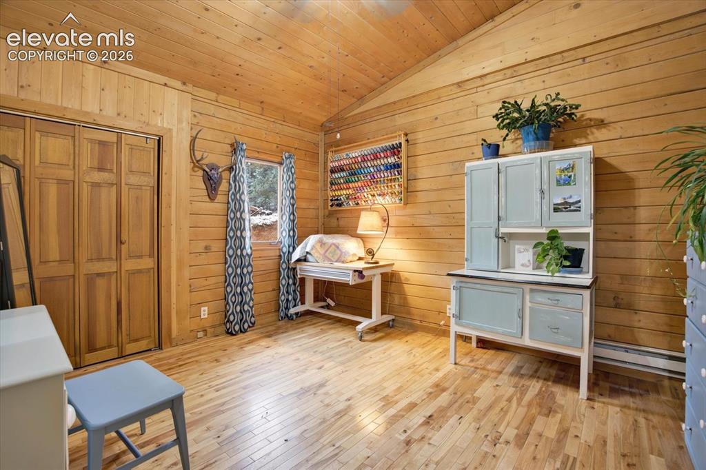 Image 17 of 49: Bedroom