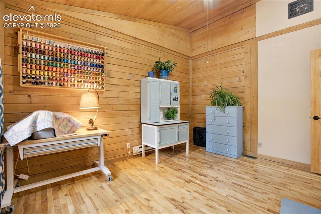 Image 18 of 49: Bedroom