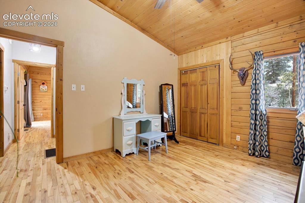 Image 19 of 49: Bedroom