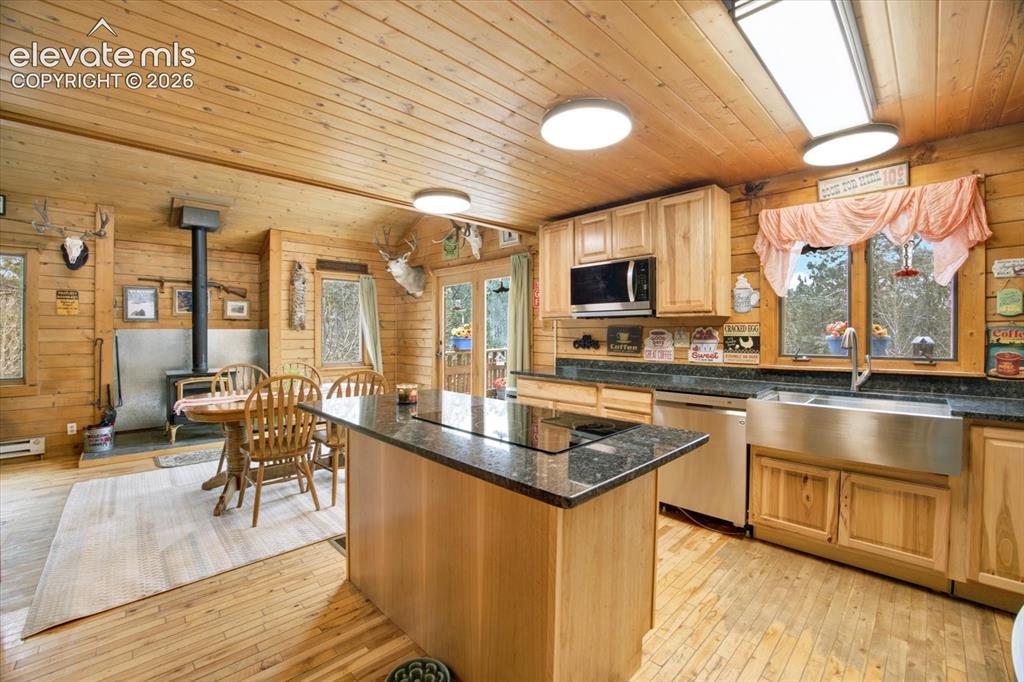 Image 4 of 49: Kitchen