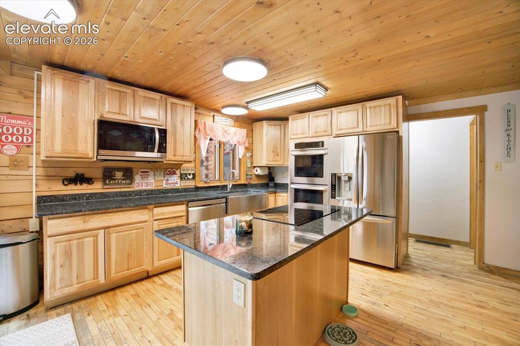 Image 5 of 49: Kitchen