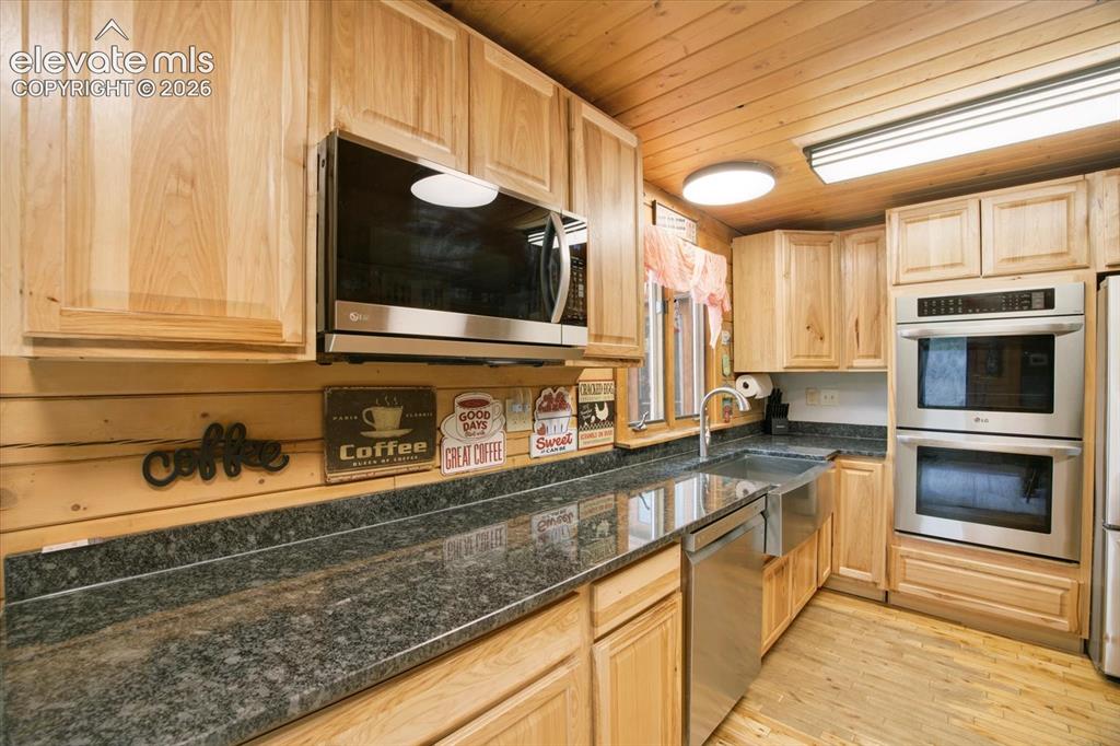 Image 6 of 49: Kitchen