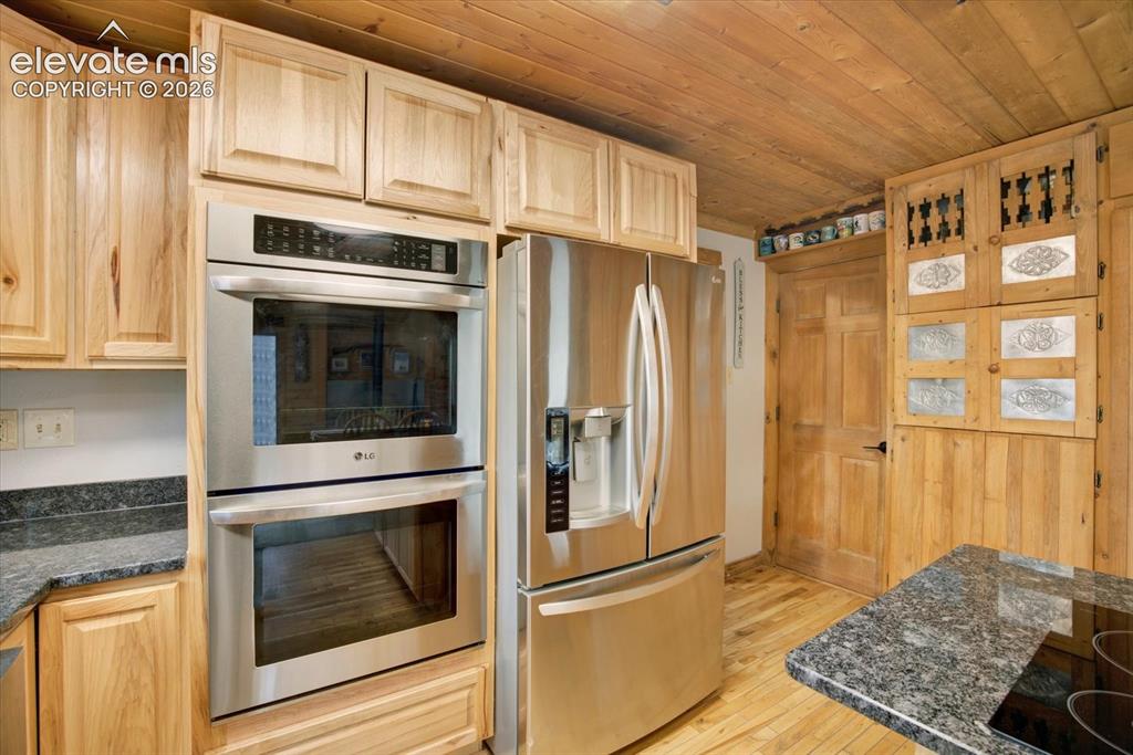 Image 7 of 49: Kitchen
