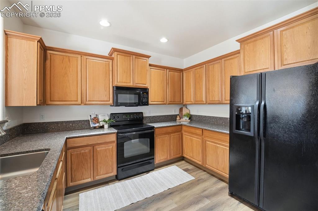 Image 13 of 41: Kitchen