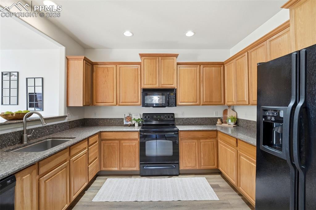 Image 14 of 41: Kitchen