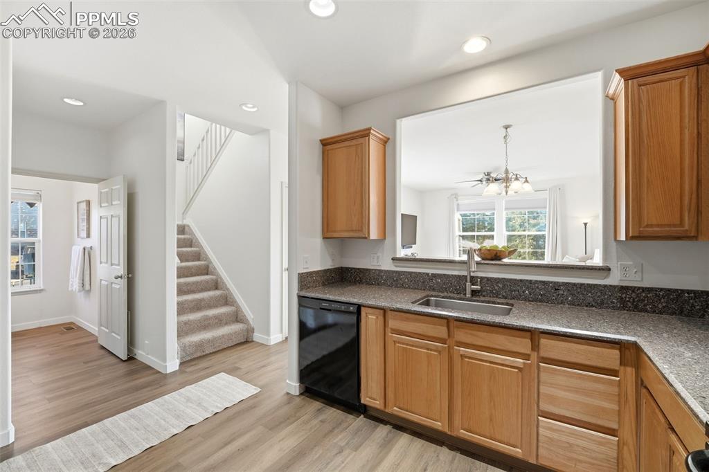 Image 15 of 41: Kitchen