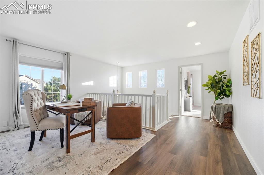 Image 21 of 41: Dining Area