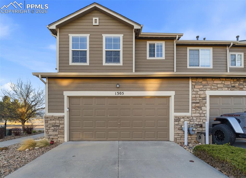 Image 28 of 41: Garage