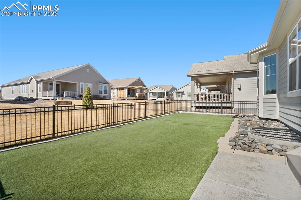 Image 21 of 26: Yard