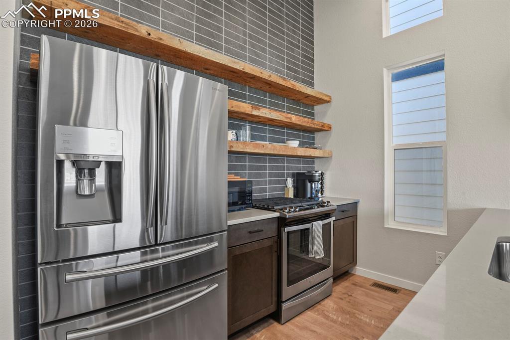 Image 14 of 30: Kitchen