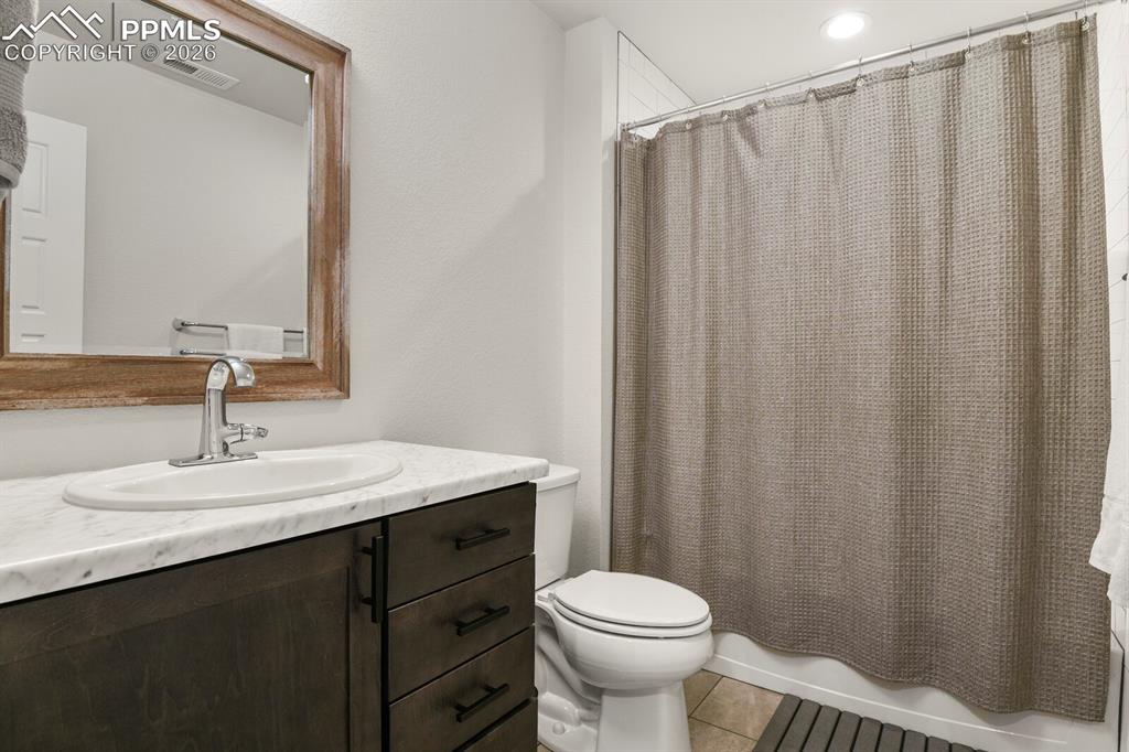 Image 24 of 30: Bathroom