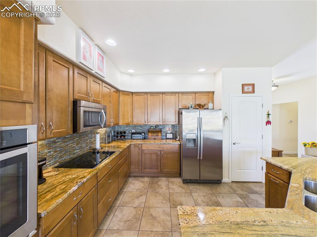 Image 13 of 37: Kitchen