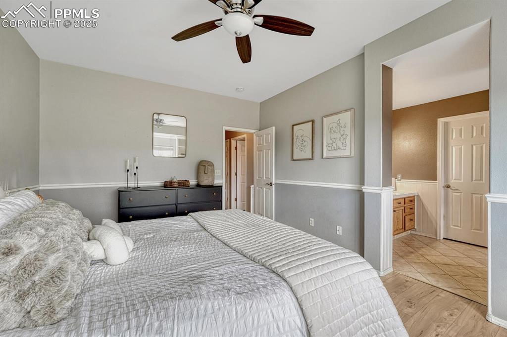 Image 21 of 47: En-suite bathroom.