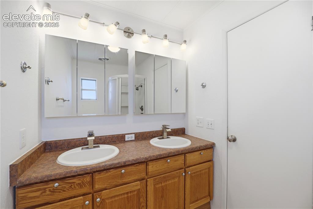 Image 21 of 48: Free Standing Shower, Jack And Jill Sinks