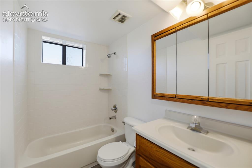 Image 31 of 48: Full Bathroom