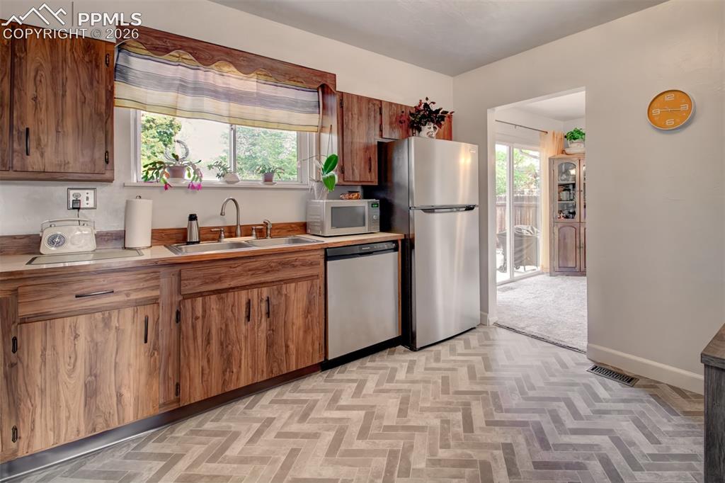 Image 10 of 31: Kitchen