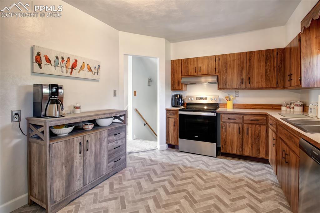 Image 11 of 31: Kitchen