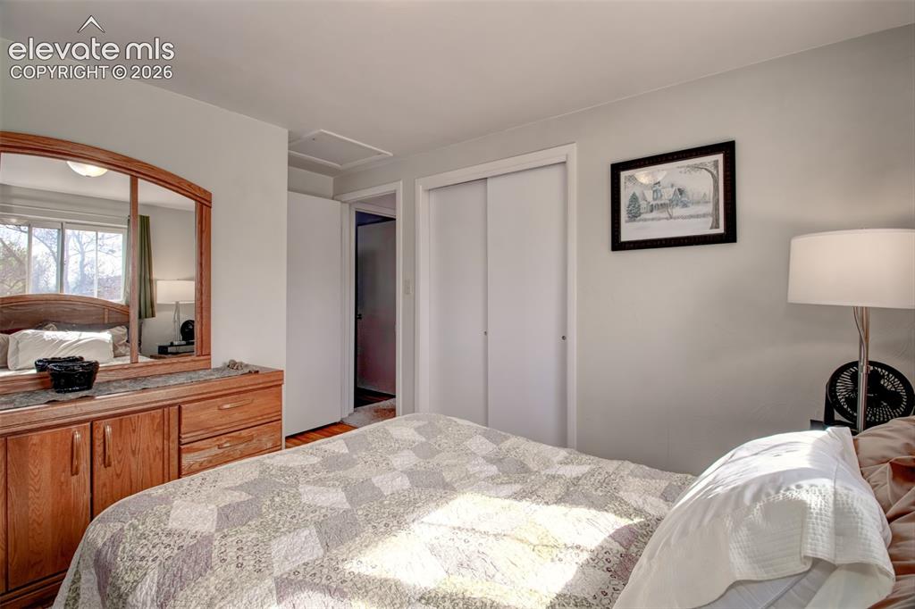 Image 17 of 31: Bedroom